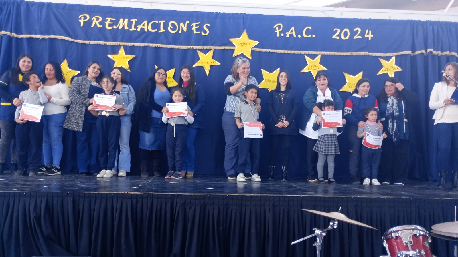 ESCUELA PEDRO AGUIRRE CERDA PREMIÓ A ESTUDIANTES DESTACADOS